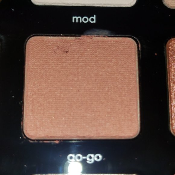 NATASHA DENONA ENCHANTING RETRO EYES PALETTE $80 - Picture 3 of 14